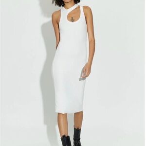 Elegant White Sleeveless Dress